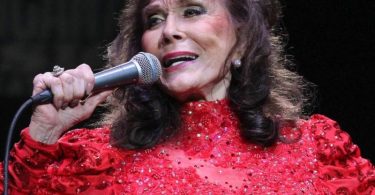 Loretta Lynn was a famous singer and songwriter from the United States. She had a long life, having lived from April 14, 1932, to October 4, 2022, before passing away.