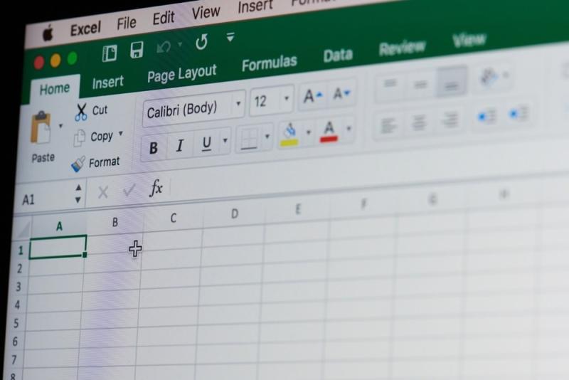 Spreadsheets and databases are powerful data management tools, but their structures and functions are inherently different. Spreadsheets, such as Microsoft Excel and Google Sheets, are grid-based files designed for individual use. It excels at conducting calculations on numerical data and allows for flexible formatting, making it ideal for financial analysis, data tracking, and simple lists. However, dealing with complex, massive, or relational data can be cumbersome and prone to error.